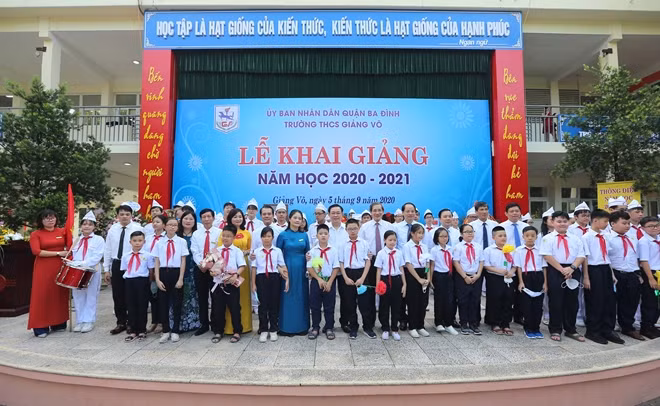 Nhân dịp khai giảng năm học mới, Ủy ban MTTQ Việt Nam TP Hà Nội cũng gửi tặng nhà trường và các em học sinh 6 máy sát khuẩn tay và 1.000 khẩu trang để phòng, chống dịch COVID-19.