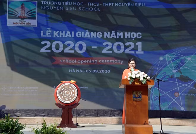 Theo như hiệu trưởng nhà trường, Thạc sĩ Nguyễn Minh Thúy cho biết, năm học 2020-2021 là năm học khép lại chặng đường 30 năm, là nhịp cầu nối cho một hành trình mới của trường Nguyễn Siêu cùng những đổi thay cơ bản của nền giáo dục nước nhà. Với mục tiêu: mạnh về thể chất; khỏe trong tinh thần; chuyên nghiệp hoá quản trị nhà trường và phát triển các chương trình học thuật; có trách nhiệm với cộng đồng, thầy và trò nhà trường hy vọng sẽ nhận được sự đồng hành, đồng thuận cao nhất của các bậc Cha mẹ học sinh để năm học 2020-2021 sẽ là năm học hạnh phúc, có nhiều ý nghĩa.
