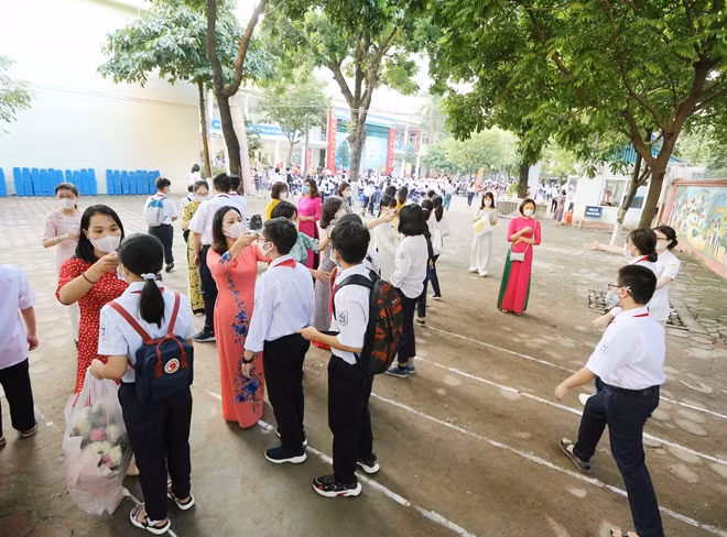 Từ sớm, các học sinh tại Thủ đô Hà Nội đã có mặt tại trường, chuẩn bị cho lễ khai giảng năm học 2020-2021. Ghi nhận tại điểm trường THCS Giảng Võ, từ sáng sớm, giáo viên cũng như học sinh đã có mặt tại trường để chuẩn bị cho lễ khai giảng.