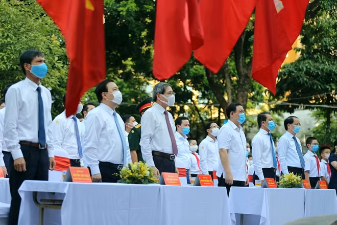 Bí thư Thành ủy Vương Đình Huệ cùng các đại biểu tại buổi lễ khai giảng.
