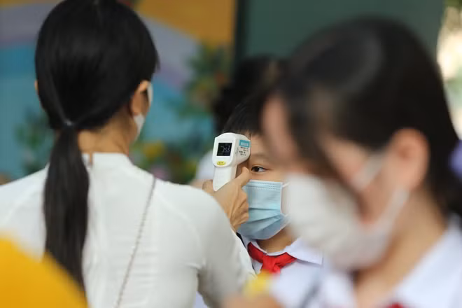 Tuân thủ theo quy định phòng dịch COVID-19, tất cả giáo viên và học sinh khi đến trường dự lễ khai giảng đều được yêu cầu đeo khẩu trang, đo thân nhiệt, sát khuẩn tay trước khi vào.