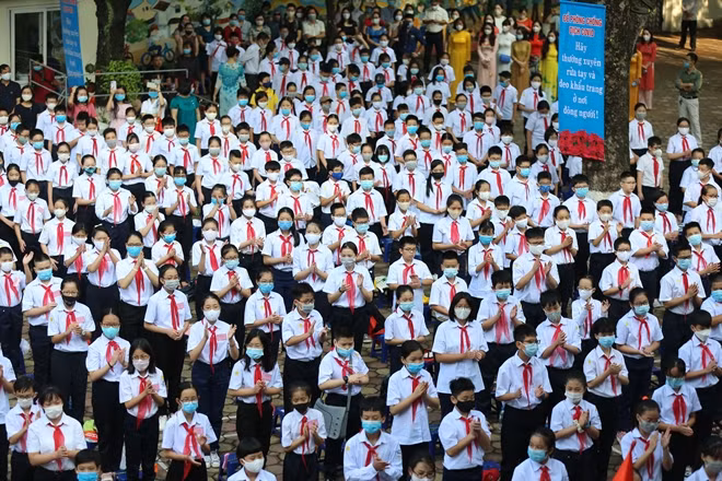 Tại lễ khai giảng, Hiệu trưởng Trường THCS Giảng Võ Tô Thị Hải Yến cho biết, năm học 2019-2020 của trường đã khép lại với những dấu ấn khó quên. Vượt qua và khắc phục hiệu quả những khó khăn chưa từng có trong tiền lệ do dịch bệnh, hoạt động dạy và học của thầy trò nhà trường đã đạt được những kết quả tốt đẹp trên nhiều mặt. Trong năm học mới 2020- 2021, trường THCS Giảng Võ quyết tâm thực hiện thông điệp “Học sinh an toàn, phụ huynh an tâm, giáo viên an vui”.