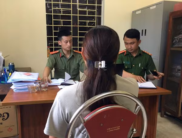 Công an huyện Nam Đàn làm việc và yêu cầu N.T. T gỡ bỏ những nội dung vi phạm pháp luật. Công an huyện Nam Đàn làm việc và yêu cầu N.T. T gỡ bỏ những nội dung vi phạm pháp luật.