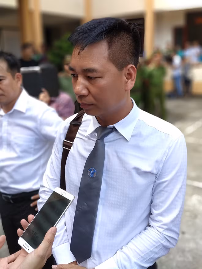 Luật sư Nguyễn Danh Huế trả lời sau khi tòa tuyên án.