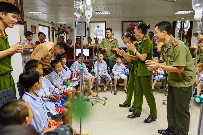 Tác phẩm "Mang niềm vui đến với các bệnh nhi" của tác giả: Trịnh Đình Thắng. (Hà Nội).
