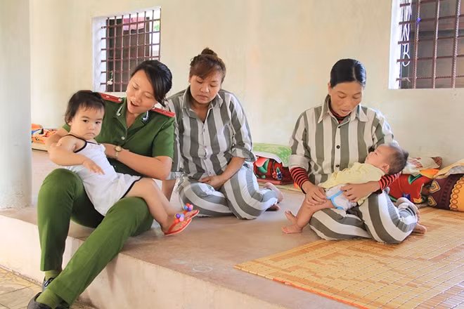 Tác phẩm "Tình người nơi đất trại" của tác giả Trần Anh Tuấn (Quảng Bình)