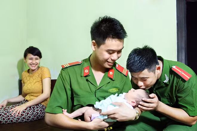 Tác phẩm "Niềm vui của hai Cảnh sát bà đỡ” của tác giả Phạm Thuần Thư (Hà Nội).