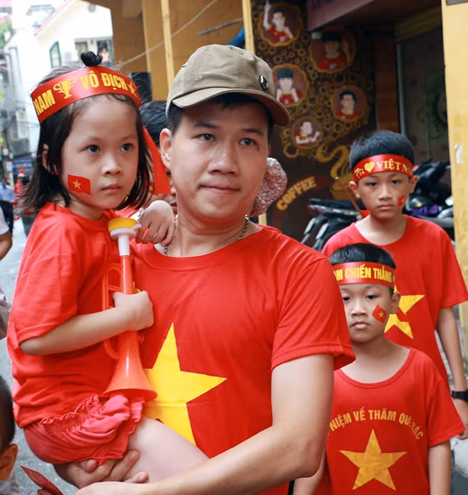 Thời tiết trong chiều nay khá nắng nóng nhưng không thể ngăn nổi những CĐV đầy nhiệt huyết cùng tình yêu bóng đá tới sân Hàng Đẫy Thời tiết trong chiều nay khá nắng nóng nhưng không thể ngăn nổi những CĐV đầy nhiệt huyết cùng tình yêu bóng đá tới sân Hàng Đẫy