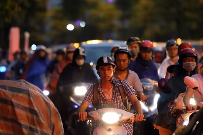 Người dân chật vật chen chân từng centimet trên đường để về nhà sau cơn mưa lớn.