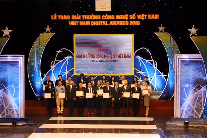 Ban tổ chức trao giải cho các đơn vị, cá nhân đạt giải ứng dụng công nghệ số xuất sắc