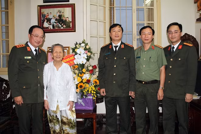 Thứ trưởng Nguyễn Văn Thành tặng hoa chúc mừng nhà giáo Phạm Tâm Long và người thân.