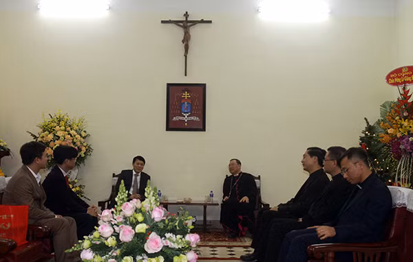 Thứ trưởng Lương Tam Quang trao đổi, trò chuyện cùng Tổng Giám mục Vũ Văn Thiên, Tổng Giám mục giáo phận Hà Nội