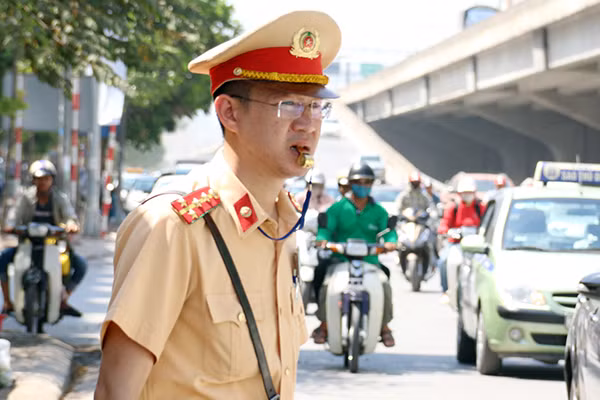 Nét mệt mỏi trên khuôn mặt một chiến sĩ CSGT Hà Nội.