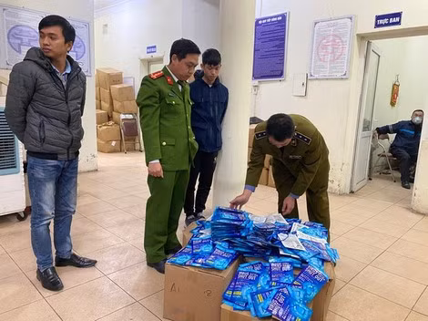 Cơ quan Công an thu giữ lô hàng gần 300 chiếc “thẻ đeo diệt virus Corona” chiều ngày 19-2.