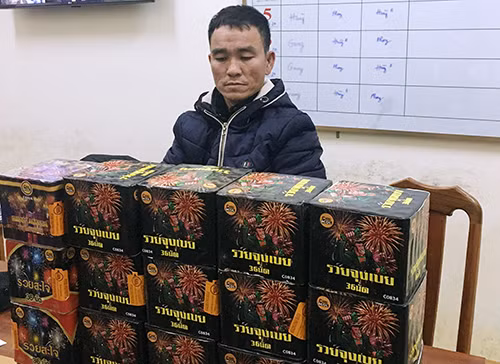 Đối tượng Nguyễn Phi Long cùng tang vật tại cơ quan điều tra