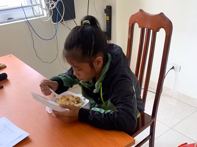 Bữa cơm ngon lành của Phương tại trụ sở Công an.