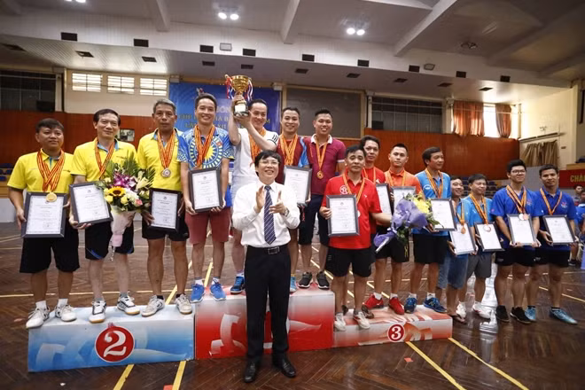Đội liên chi hội nhà báo Bộ Công an vô địch đồng đội nam.