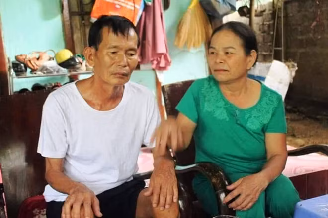 Ông Bình trở về bên người vợ tần tảo sau đúng 30 năm xa cách và hồ sơ chứng nhận liệt sĩ.