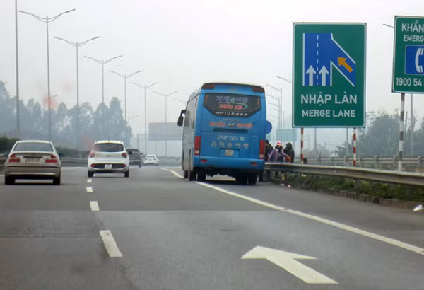 Bắt khách không đúng quy định trên đường cao tốc Nội Bài – Lào Cai