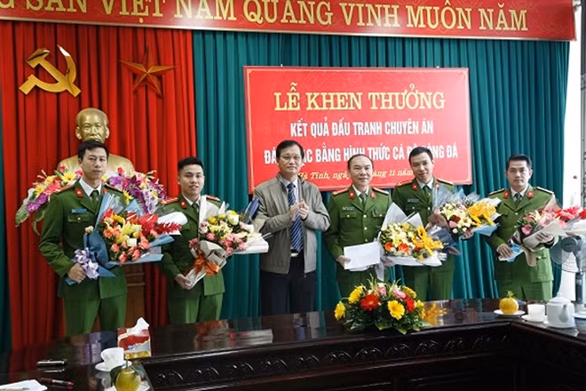 Khen thưởng thành tích đặc biệt xuất sắc cho Ban chuyên án.