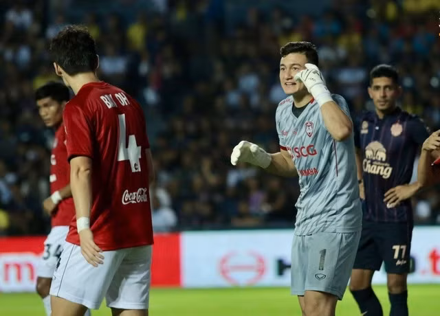 Vụ kiện giữa Muangthong và Văn Lâm còn lùm xùm.