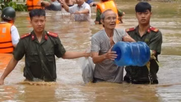 CBCS Công an huyện Cẩm Thủy giúp dân ra khỏi vùng lũ.