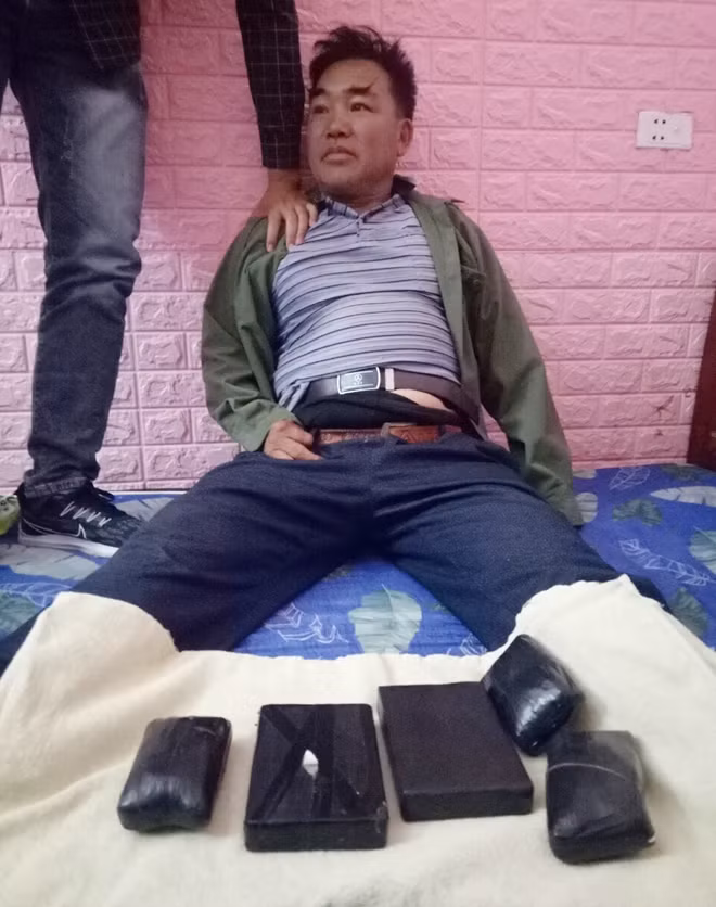 Đối tượng Sồng Nhè Tu cùng tang vật.