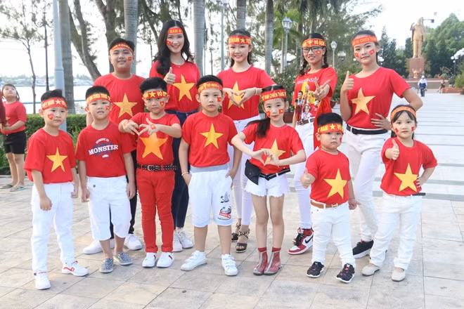 Trang phục đậm chất Việt Nam - sẵn sàng cho những phút giây hòa nhịp cùng trái bóng ở trận chung kết.