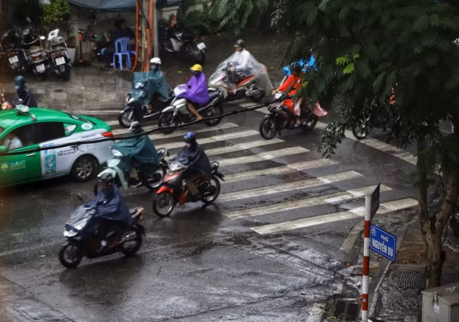 Mưa rơi trên phố Nguyễn Du, Yết Kiêu.