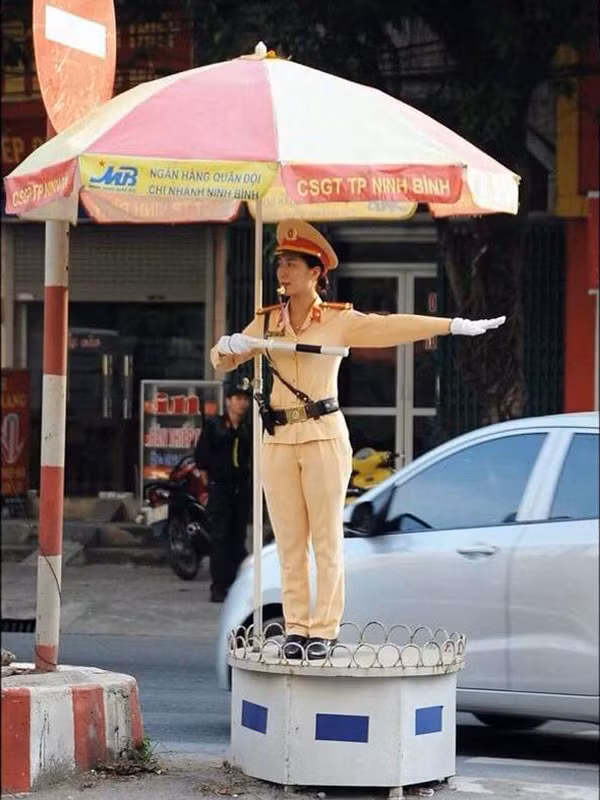 Trung úy Phạm Mỹ Hạnh trong giờ điều tiết giao thông.