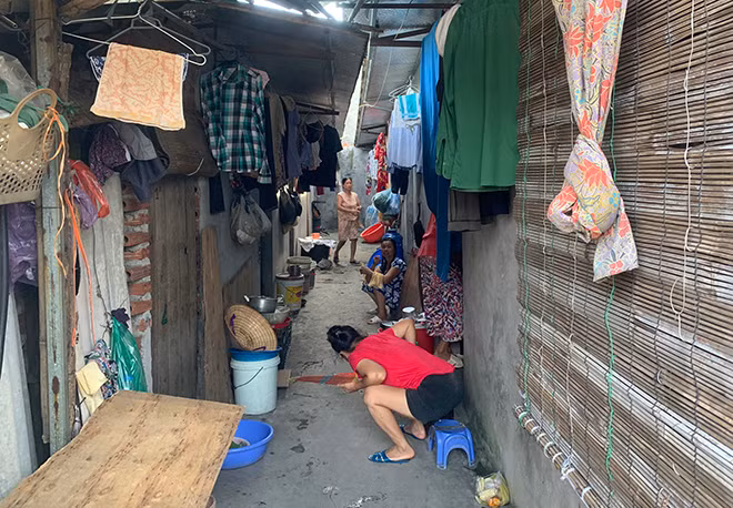 Xóm trọ nghèo phía sau khu chợ Long Biên ngày nắng nóng đỉnh điểm. Xóm trọ nghèo phía sau khu chợ Long Biên ngày nắng nóng đỉnh điểm.