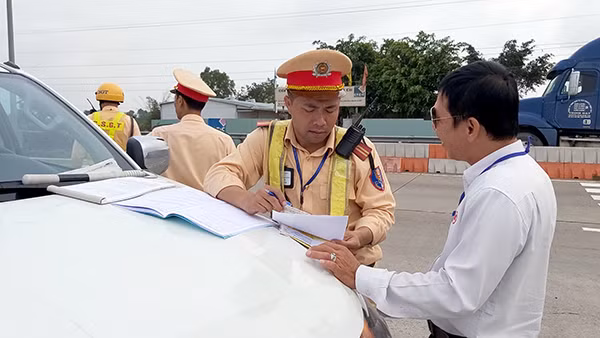 Các chủ phương tiện được yêu cầu kiểm tra giấy giờ xe. Các chủ phương tiện được yêu cầu kiểm tra giấy giờ xe.