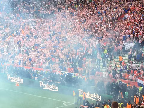 Pháo sáng được CĐV Croatia ném xuống sân.