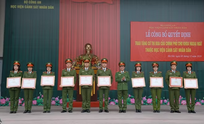 Thiếu tướng, PGS.TS Đặng Xuân Khang, Phó Giám đốc Học viện trao Bằng khen của Bộ Công an cho các cá nhân đạt danh hiệu “Giảng viên dạy giỏi, giáo viên dạy giỏi” cấp Bộ Công an