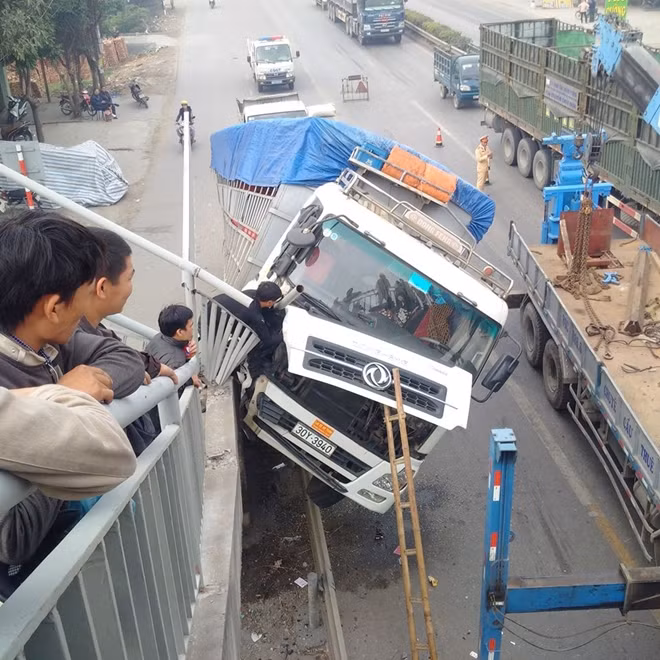 Xe tải nằm "vắt vẻo" trên bậc cấp cầu thang cầu vượt Minh Đức. Ảnh: Bui Thang Long.