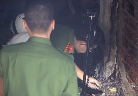 Công an khám nghiệm hiện trường vụ án. Công an khám nghiệm hiện trường vụ án.