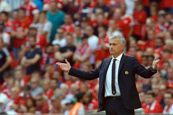 Jose Mourinho đang “cô đơn” tại sân Old Trafford.