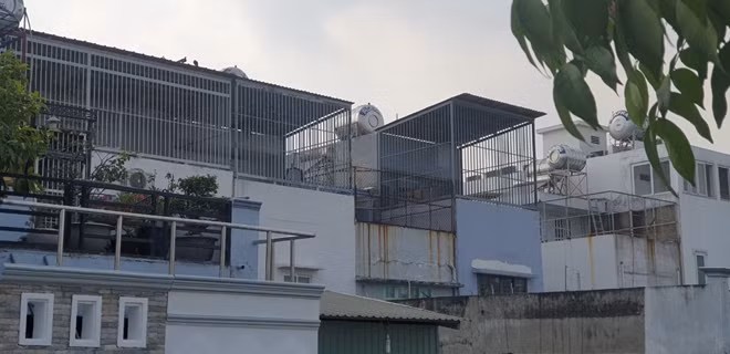 Nhiều nhà phố lắp thêm các khung sắt chống trộm làm mất lối thoát hiểm khi gặp hỏa hoạn
