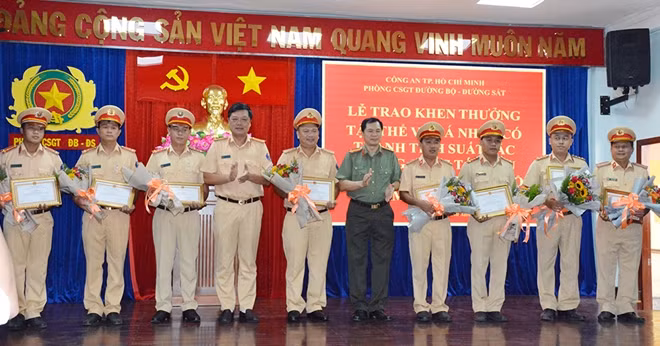 Các tập thể và cá nhân có thành tích xuất sắc được tuyên dương, khen thưởng.