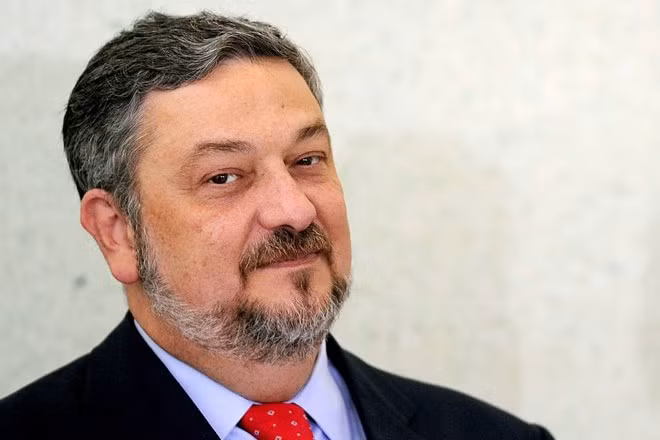 Ông Antonio Palocci. Ông Antonio Palocci.