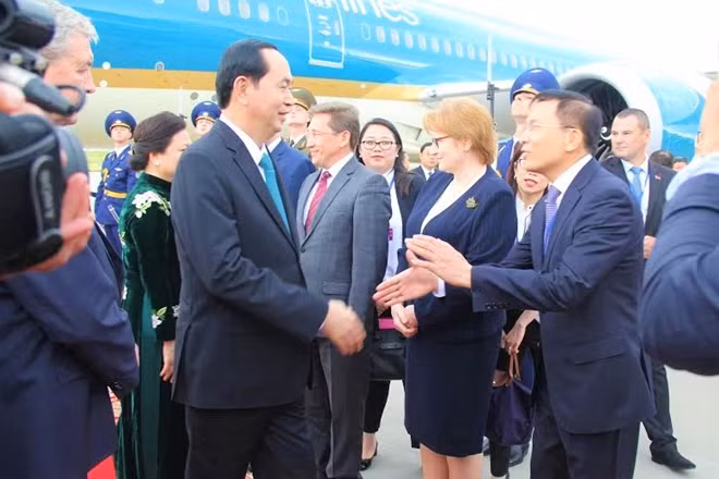 Chủ tịch nước Trần Đại Quang bắt tay chào hỏi quan chức hai nước tại lễ đón
