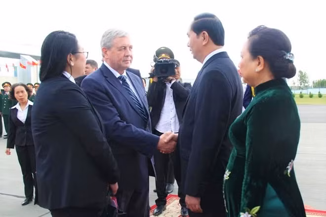Phó Thủ tướng Cộng hoà Belarus Semashko ra tận chân máy bay chào đón Chủ tịch nước Trần Đại Quang và phu nhân.