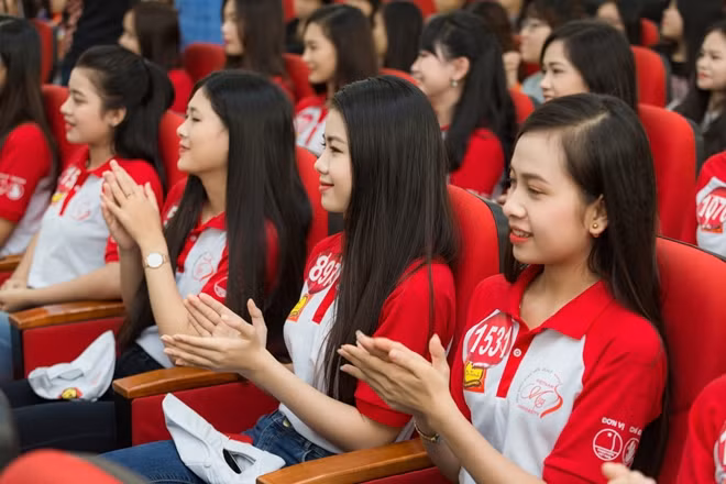 Các thí sinh Hoa khôi sinh viên tại buổi giao lưu khởi nghiệp