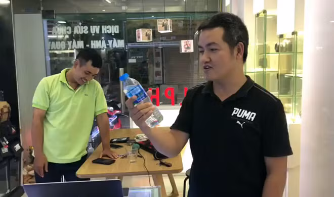 Chai nước khoáng được dùng để đánh tráo máy ảnh