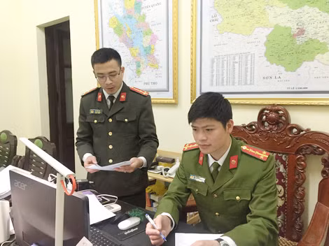 Đại úy Đặng Trần Hoàng (phải) trao đổi thông tin nghiệp vụ. Đại úy Đặng Trần Hoàng (phải) trao đổi thông tin nghiệp vụ.