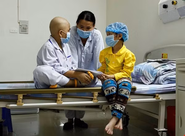 Cháu Trần Ngọc Ánh cùng em gái và mẹ tại phòng ghép tế bào gốc.