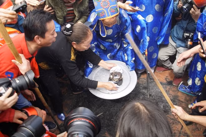 Khi thời gian thổi cơm kết thúc, các đội thi lần lượt nộp niêu cơm cho trọng tài, thường là các bô lão trong làng.