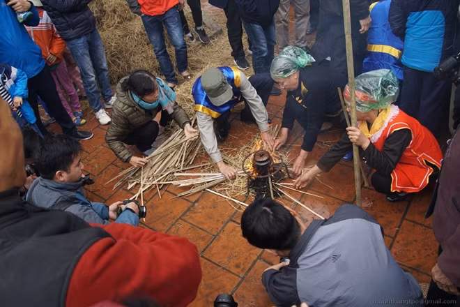 Tiếp đó, những người phụ nữ khéo tay nhất được lựa chọn cho phần thi thổi cơm.