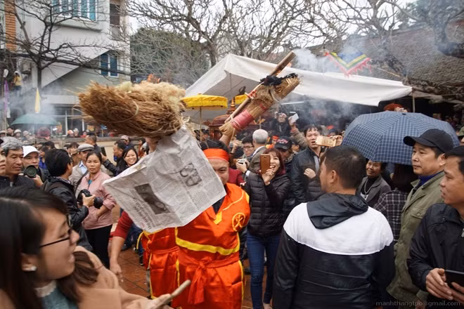 Cùng với đó, mỗi đội sẽ có 4 người nam tham gia kéo lửa, đòi hỏi phải có sự mưu trí và nhanh nhẹn. Họ mang theo một nắm rơm vò nát làm bùi nhùi mồi lửa. Để kéo ra lửa, người ta lấy hai thanh giang kẹp vào bùi nhùi, dùng hai thanh tre ốp một mảnh trên và một mảnh dưới, giữ chắc hai đầu rồi hai người kéo co cho cật giang cọ sát vào cật tre nhiều lần.