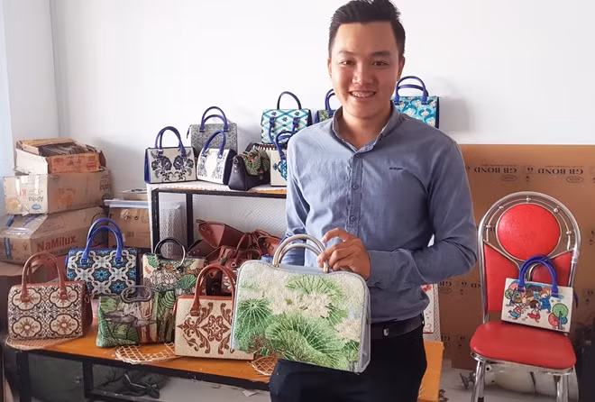 Tranh đính gạo màu sắc độc đáo do chàng sinh viên ngành tài chính làm ra.
